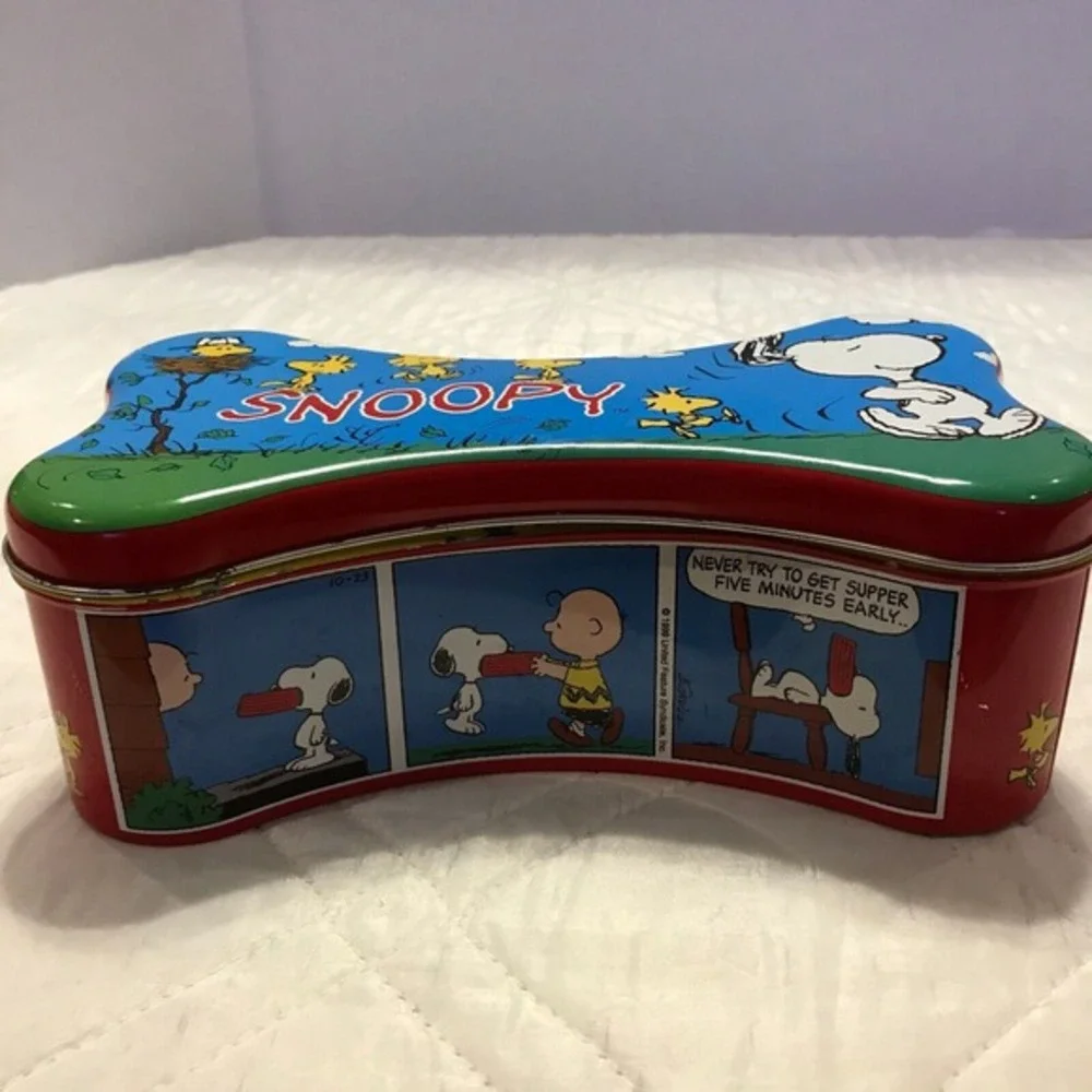 1999 Snoopy & Woodstock collectors bone shaped tin